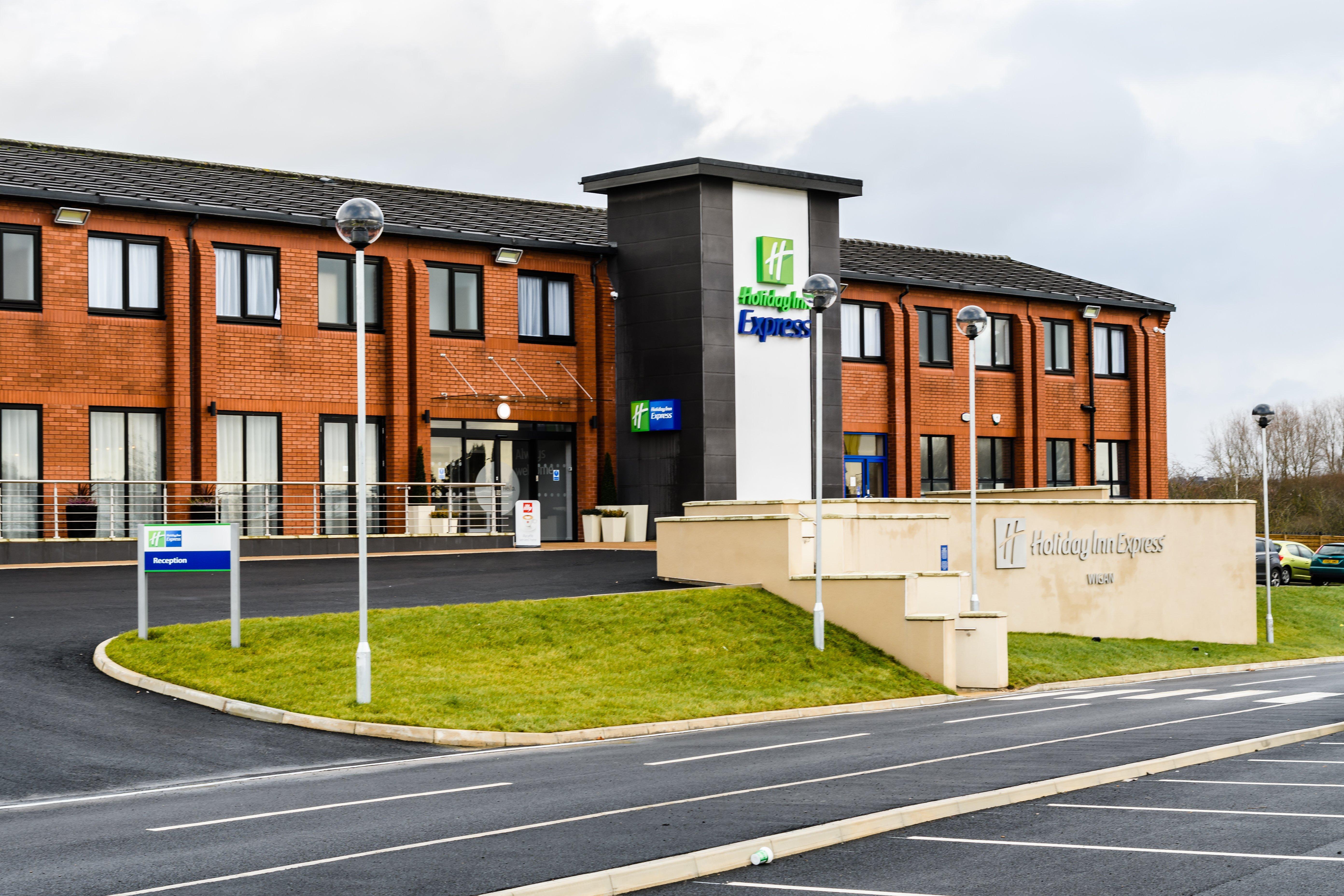 Holiday Inn Express - Wigan By Ihg Dış mekan fotoğraf